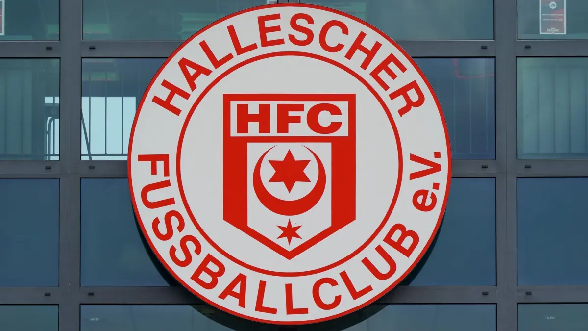 Hallescher FC: ARCHIV - 15.07.2021, Sachsen-Anhalt, Halle: Das Vereinslogo des Hallescher Fußballclub e.V. an der Geschäftsstelle. (zu dpa: «Landespokal: Stadtderby in Halle verlegt») Foto: Peter Endig/dpa-Zentralbild/dpa +++ dpa-Bildfunk +++
