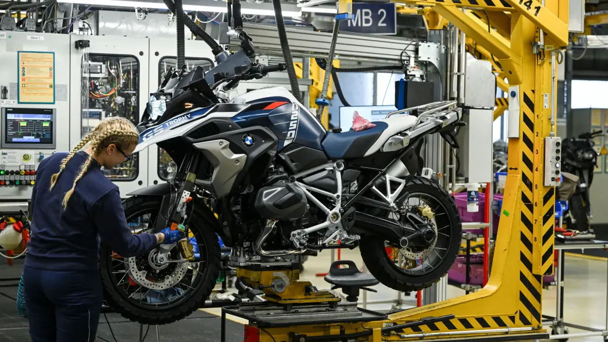 Die Auszubildende Kevser arbeitet im Motorradwerk in Spandau an der Fertigung einer BMW R 1250 GS Trophy. Wirtschaftssenator Stephan Schwarz bescheinigt der Berliner Wirtschaft, bisher gut durch die Krise gekommen zu sein. (zu dpa: «Wirtschaftssenator: Wirtschaftliche Entwicklung besser als gedacht») +++ dpa-Bildfunk +++