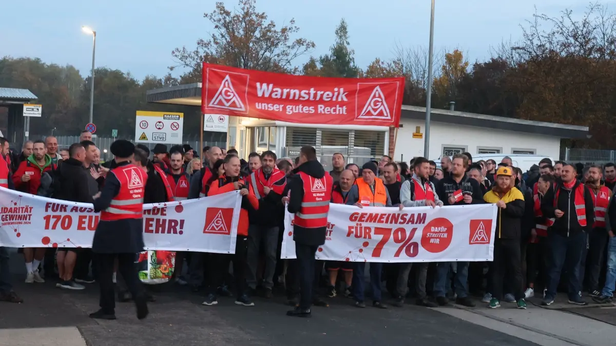 Warnstreiks in der Metall- und Elektroindustrie - Gera: ARCHIV - 29.10.2024, Thüringen, Gera: Arbeiter standen bei einem Warnstreik der IG Metall am Eingang des Kaeser Werkes. (zu dpa: «Tarifparteien wollen Metall-Abschluss übernehmen») Foto: Bodo Schackow/dpa +++ dpa-Bildfunk +++