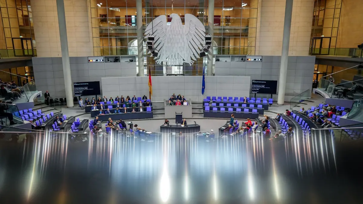 Bundestag: ARCHIV - 06.11.2024, Berlin: Blick in das Plenum des Bundestags bei der Regierungsbefragung. (zu dpa: «Planungen für Bundestag-Neuwahlen in Kommunen laufen an») Foto: Kay Nietfeld/dpa +++ dpa-Bildfunk +++