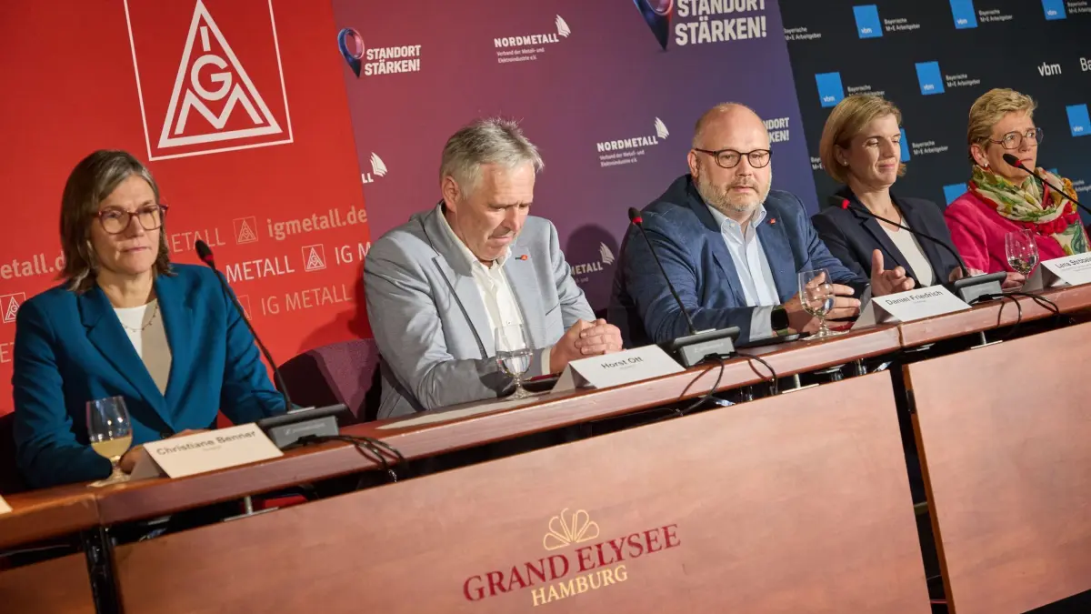 Einigung bei Tarifverhandlungen in der Metallindustrie: 12.11.2024, Hamburg: Christiane Benner (l-r), Vorsitzende IG Metall, Horst Ott, Verhandlungsführer IG Metall Bayern, Daniel Friedrich, Verhandlungsführer IG Metall Küste, Lena Ströbele, Verhandlungsführerin Nordmetall, und Angelique Renkhoff-Mücke, Verhandlungsführerin vbm, geben auf einer Pressekonferenz die Einigung in den Tarifverhandlungen in der Metall- und Elektroindustrie bekannt. Arbeitgeber und Gewerkschaft haben einen Tarifabschluss für die Beschäftigten der Metall- und Elektroindustrie erzielt. Foto: Georg Wendt/dpa +++ dpa-Bildfunk +++