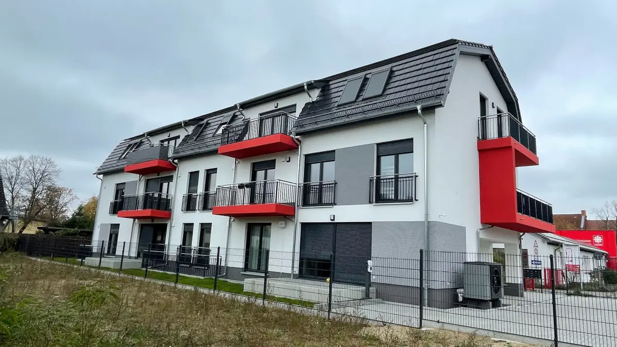 Wohnen auf drei Geschossen: Dieses Haus in Oranienburg hat noch Wohnungen zur Miete frei. Was sie kosten und welche Besonderheit es für die Mieter gibt.