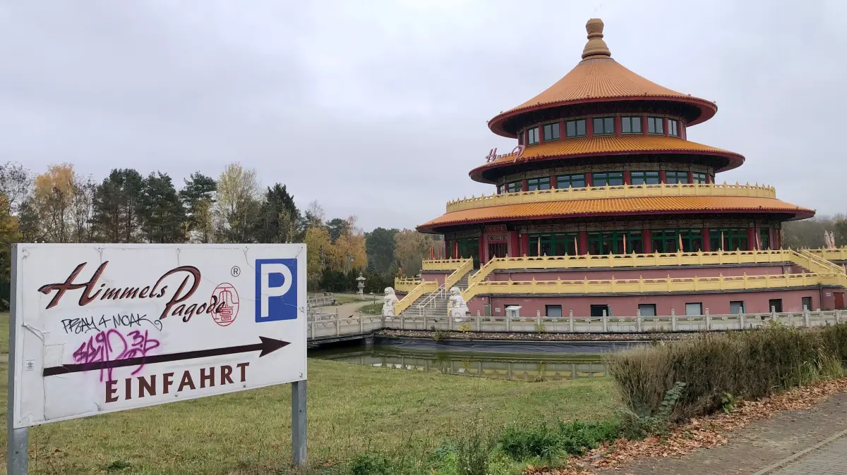 Pagode Hohen Neuendorf: 241112 Das asiatische Restaurant Himmelspagode in Hohen Neuendorf ist in die Jahre gekommen. Ob das markante Gebäude für den Neubau von Wohnungen tatsächlich abgerissen wird, ist offen.