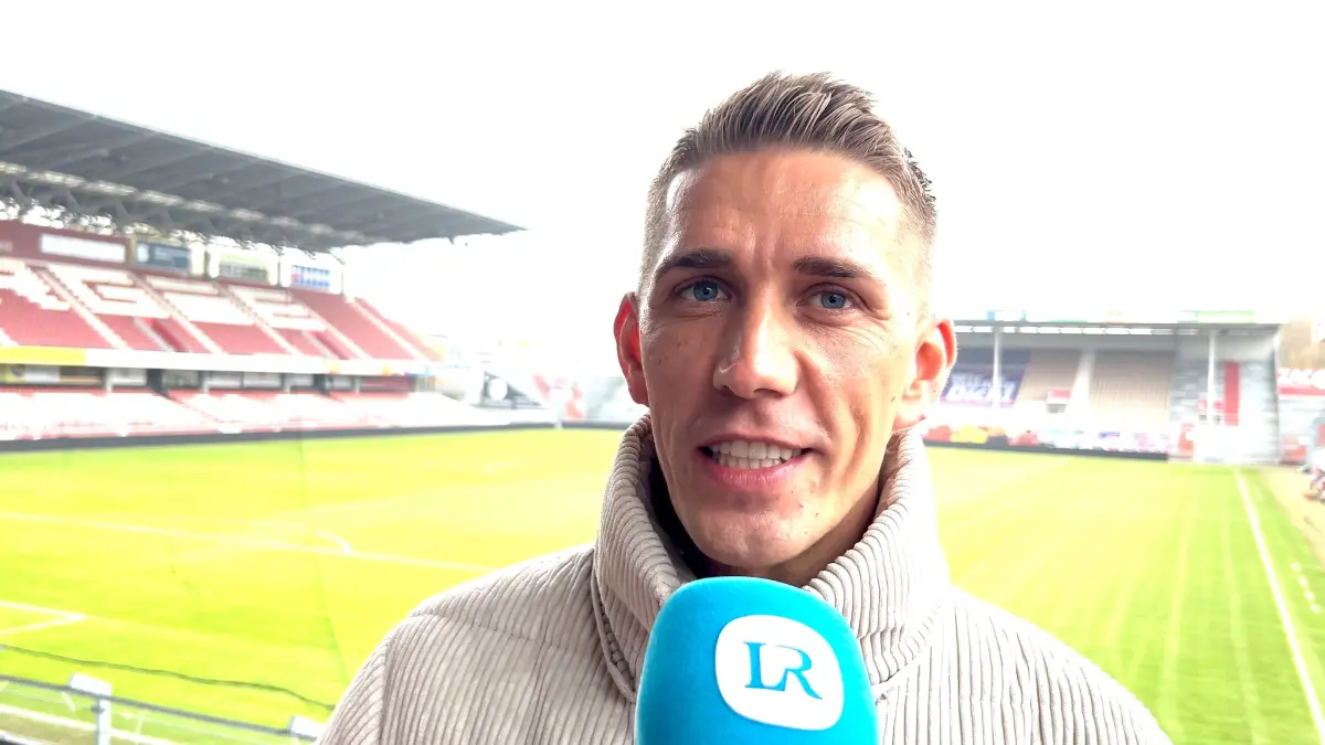 Nils Petersen zurück im Stadion von Energie Cottbus - der ehemalige Torjäger will auch noch einmal das FCE-Trikot überstreifen. Der 35-Jährige spricht im Video-Interview über sein Studium, seine TV-Karriere und die Cottbuser Chancen in der 3. Liga.
