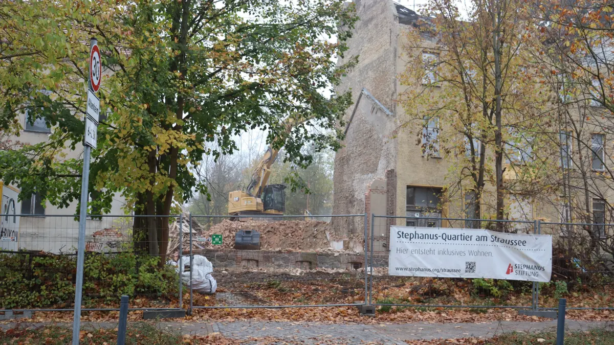In der Wriezener Straße in Strausberg werden verfallene, ehemalige Wohnhäuser abgerissen. Die Stephanus Stiftung baut dort ein inklusives Wohnquartier.