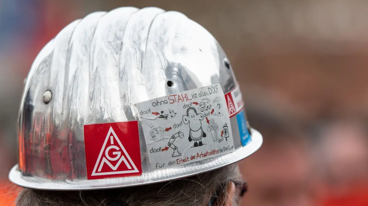 IG Metall: ARCHIV - 04.02.2019, Nordrhein-Westfalen, Dortmund: «Ohne Stahl ist alles doof» steht auf dem Helm eines Stahlarbeiters. Die Mitgliederzahl der IG Metall in Nordrhein-Westfalen ist 2023 weiter gesunken. Die Gewerkschaft verzeichnete zum Ende des Jahres 470 056 Mitglieder. Das waren 1,3 Prozent weniger als im Jahr zuvor. (zu dpa: «Tarifeinigung in der Metallindustrie auch in NRW in Sicht») Foto: Bernd Thissen/dpa +++ dpa-Bildfunk +++