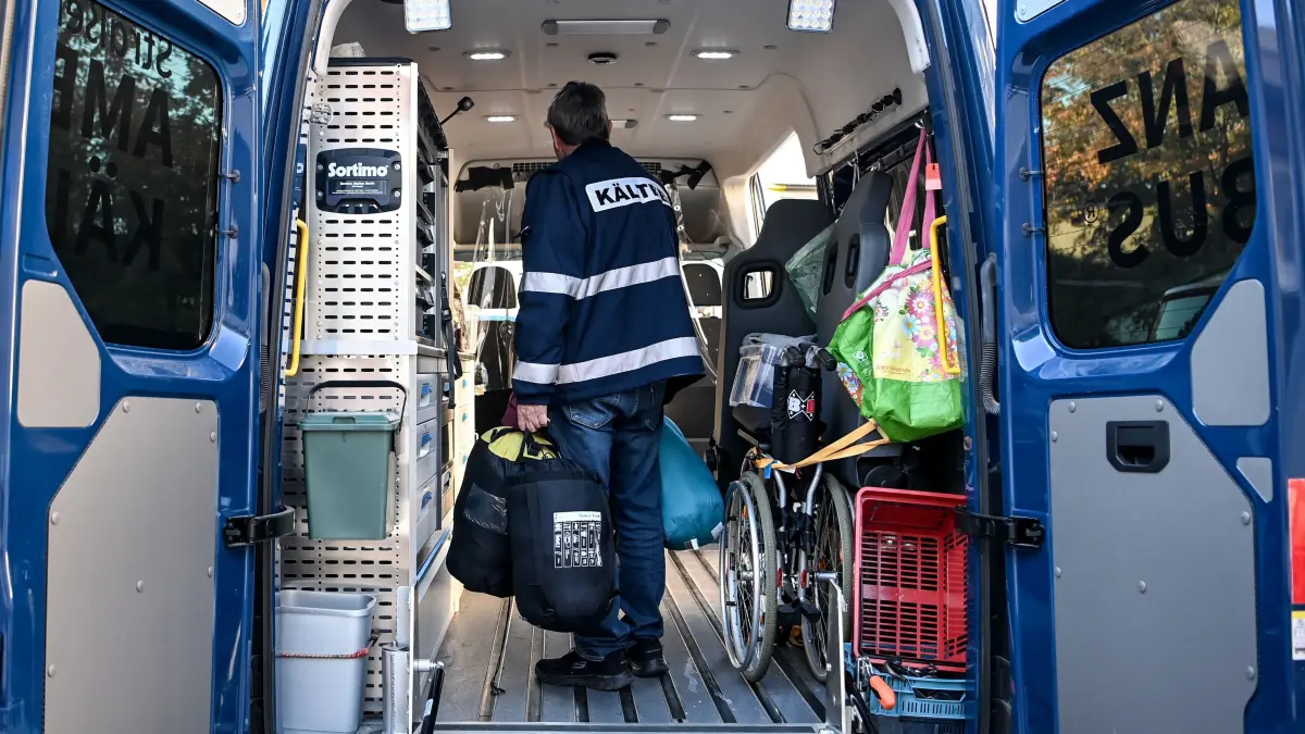 Kältebusfahrer Matthias Spreemann belädt den Bus mit Schlafsäcken und bereitet den Einsatz vor. Das Projekt der Obdachlosenhilfe in Berlin gibt es seit nunmehr 30 Jahren.