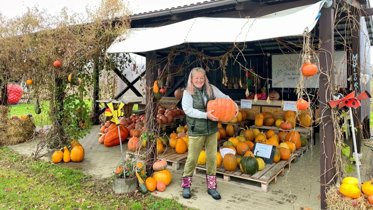 Magda Malinowska mit einem Kürbis an ihrem Stand bei Gubin am 13.11.2024