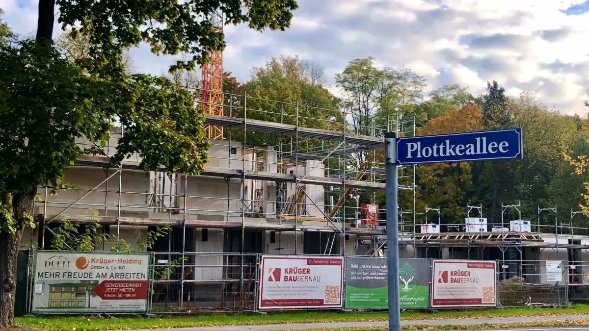 Markantes Bauvorhaben am Stadteingang von Biesenthal: Der Bernauer Unternehmer Mark A. Krüger errichtet in Biesenthal Wohnungen und bietet Gewerberäume an.