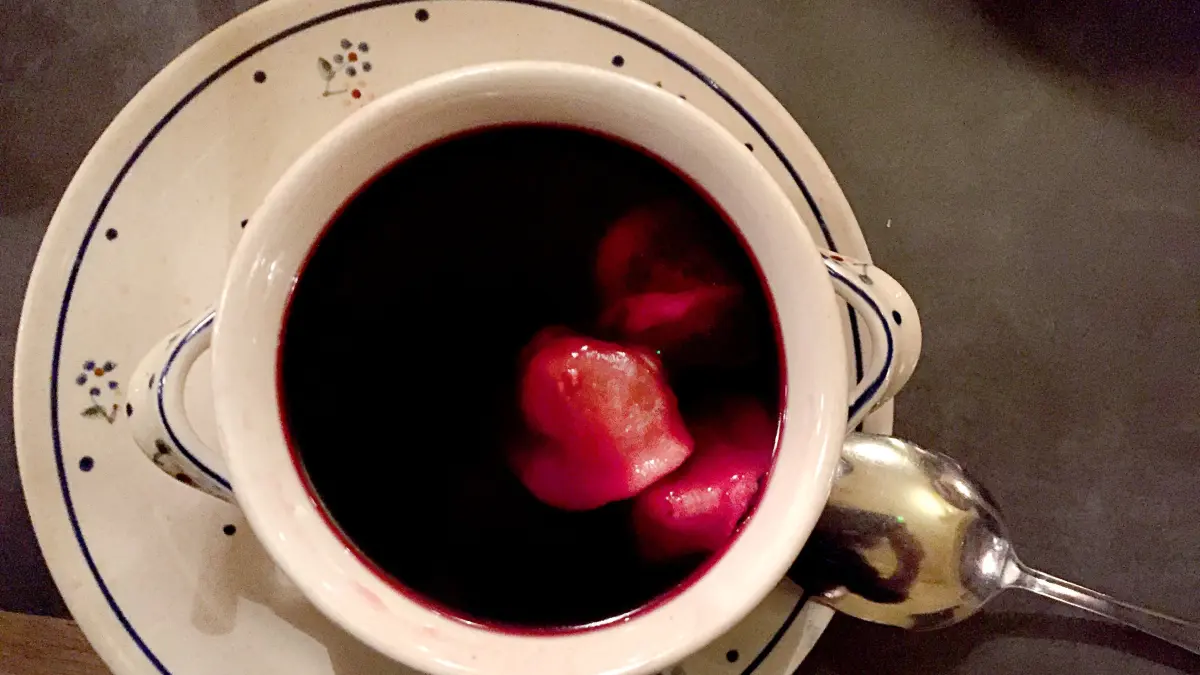 Weihnachtliche Rote-Bete-Suppe «Barszcz» mit Teigtaschen, aufgenommen am 23.11.2016 in Warschau. Tagsüber wird am 24. Dezember in dem katholisch geprägten Land gefastet, abends gibt es ein üppiges Festmahl ganz ohne Fleisch. (zu dpa «Heiligabend in Polen ganz ohne Fleisch» vom 20.12.2016) Foto: Natalie Skrzypczak/dpa ++ +++ dpa-Bildfunk +++