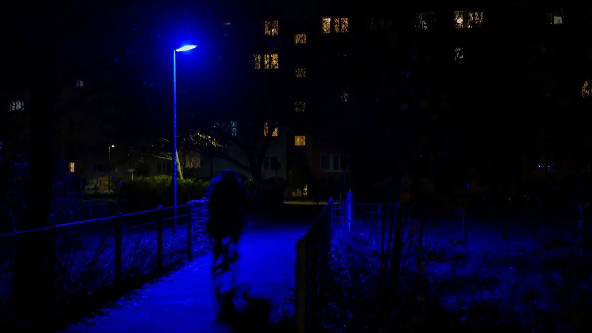 Blaue Straßenlaterne: Schwedt, 14.11.2024: An der Landgrabenbrücke in Schwedt leuchtet eine Straßenlatern blau