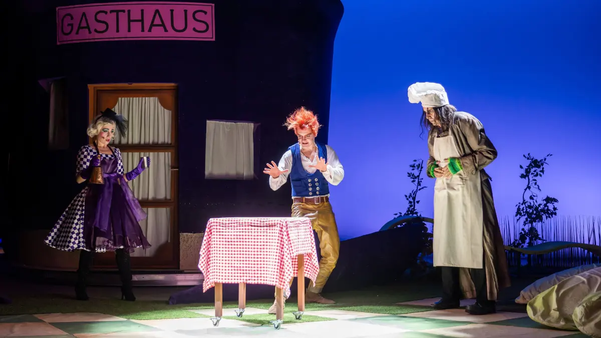 Weihnachtsmärchen: Schwedt, 14.11.2024: Probe zum Weihnachtsmärchen „Tischlein deck dich“, der uckermärkischen Bühnen Schwedt
Hexe Walpurga Drachenzahn (Paulina Wojtowicz), Franz (Andreas Philemon Schlegel) und Rumpelstitz (Uwe Schmiedel)