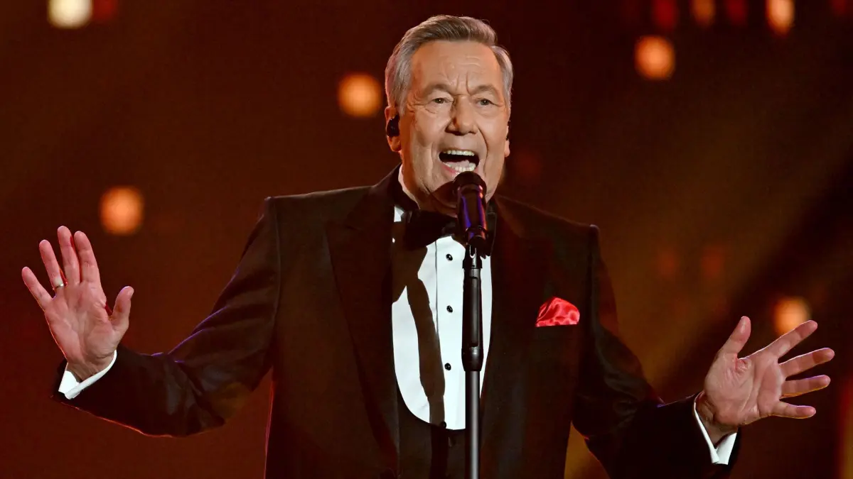 Verleihung Medienpreis Goldene Henne: 15.11.2024, Sachsen, Leipzig: Sänger Roland Kaiser singt während der Verleihung des Medienpreises Goldene Henne. Kaiser wird in der Kategorie Musik ausgezeichnet. Mit einer Fernsehgala in Leipzig wird der Publikumspreis zum 30. Mal vergeben. Foto: Hendrik Schmidt/dpa +++ dpa-Bildfunk +++