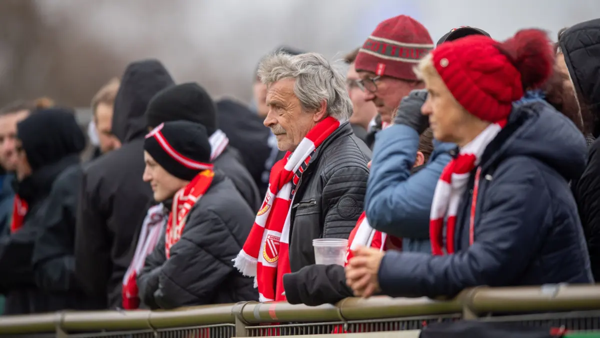 Landespokal Brandenburg AF: Oranienburg - Energie Cottbus 2024/25: Fußball, Herren, Saison 2024/2025, Brandenburger Landespokal (Achtelfinale), Oranienburger FC Eintracht - FC Energie Cottbus, Fans von Cottbus, 16.11.2024, Foto: Sebastian Räppold / Matthias Koch