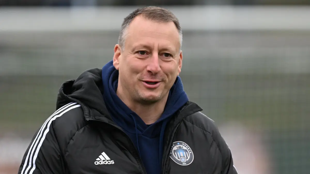 Delay Sports - BFC Dynamo: 16.11.2024, Berlin: Fußball: Pokal Berlin, Delay Sports - BFC Dynamo, Achtelfinale, Sportforum Hohenschönhausen, Trainer Andreas Schild von Sports Delay lächelt vor dem Spiel. Foto: Soeren Stache/dpa +++ dpa-Bildfunk +++