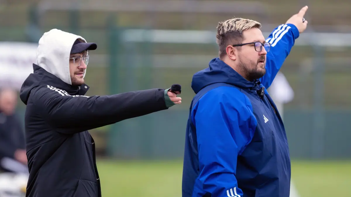Delay Sports - BFC Dynamo: 16.11.2024, Berlin: Fußball: Pokal Berlin, Delay Sports - BFC Dynamo, Achtelfinale, Sportforum Hohenschönhausen, Vereinsgründer Elias Nerlich (l) und Co-Trainer Kevin Pannewitz (r) von Delay Sports geben während des Spiels Anweisungen. Foto: Soeren Stache/dpa +++ dpa-Bildfunk +++