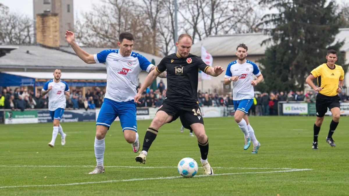 Landespokal Brandenburg AF: Oranienburg - Energie Cottbus 2024/25: Fußball, Herren, Saison 2024/2025, Brandenburger Landespokal (Achtelfinale), Oranienburger FC Eintracht - FC Energie Cottbus, v. l. Frederic Schütze (Oranienburg), Tobias Hasse (Energie Cottbus), 16.11.2024, Foto: Sebastian Räppold / Matthias Koch