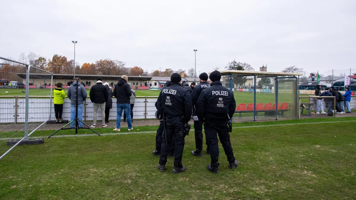 Landespokal Brandenburg AF: Oranienburg - Energie Cottbus 2024/25: Fußball, Herren, Saison 2024/2025, Brandenburger Landespokal (Achtelfinale), Oranienburger FC Eintracht - FC Energie Cottbus, Polizisten am Platz, 16.11.2024, Foto: Sebastian Räppold / Matthias Koch