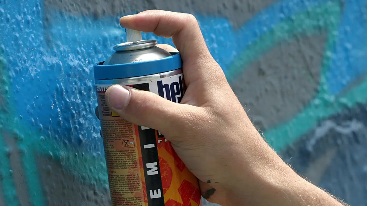 ARCHIV - ILLUSTRATION - Ein Graffiti-Sprayer besprüht am 04.06.2007 eine Mauer. Die Dose ist wenige Zentimeter von der Wand entfernt. Ein Zischen, ein paar schnelle Bewegungen - innerhalb kurzer Zeit hat ein Graffitisprayer eine weiße Fassade in eine gigantische Leinwand verwandelt. Foto: Tobias Felber/dpa (zu dpa-KORR: «Sprühen ohne Strafe - Streetworker arbeiten mit Sprayern» vom 06.07.2014.) +++ dpa-Bildfunk +++