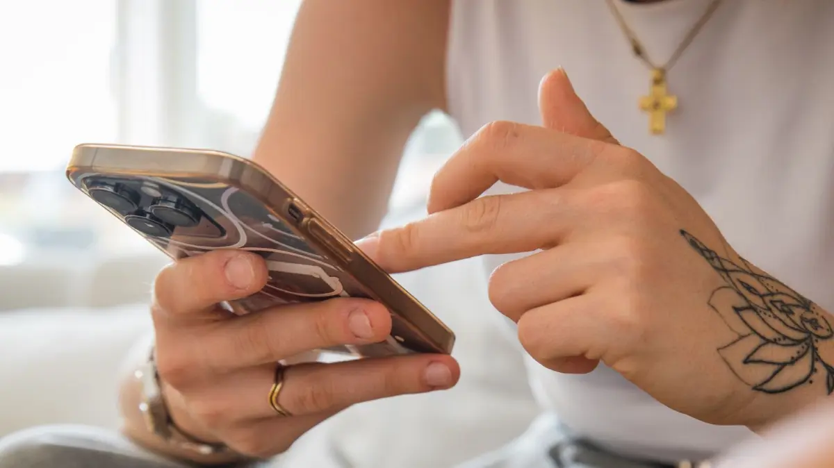 Person am Smartphone: ILLUSTRATION - Eine gute Idee, um Impulskäufe zu vermeiden: eine Shoppingliste. (zu dpa: «Fünf Tipps: So vermeiden Sie modische Fehlkäufe») Foto: Christin Klose/dpa-tmn - Honorarfrei nur für Bezieher des dpa-Themendienstes +++ dpa-Themendienst +++