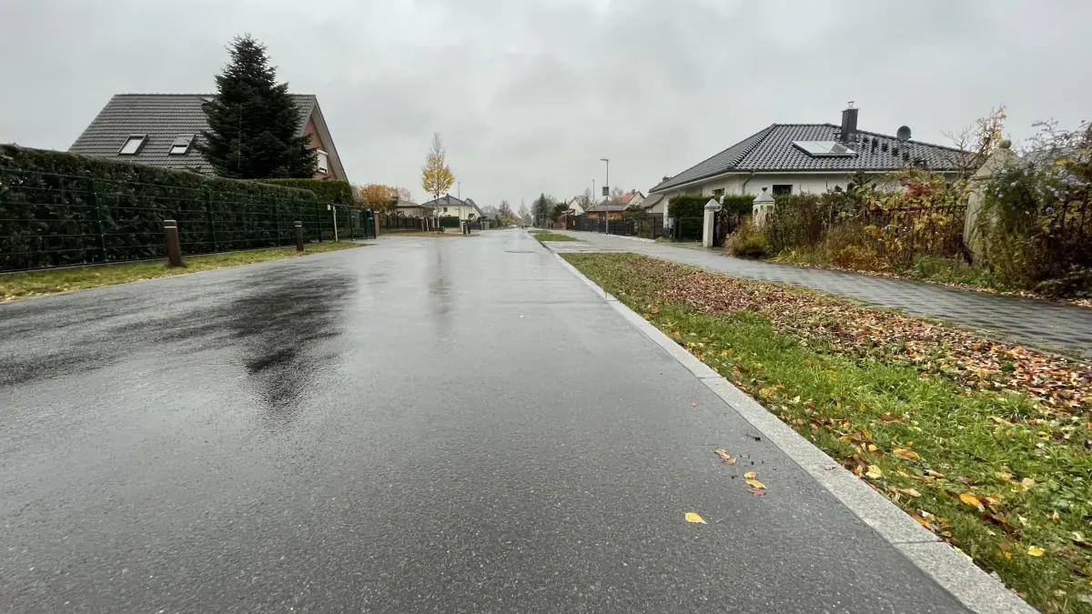 Hildburghausener Straße in Oranienburg, aus dem 2017 geplanten Ausbau Straßenausbau wurde eine Erschließung mit hohen Kosten für Anlieger, Anwohner klagen jetzt gegen die Stadt, Termin vorm Verwaltungsgericht Potsdam am 26.11.2024