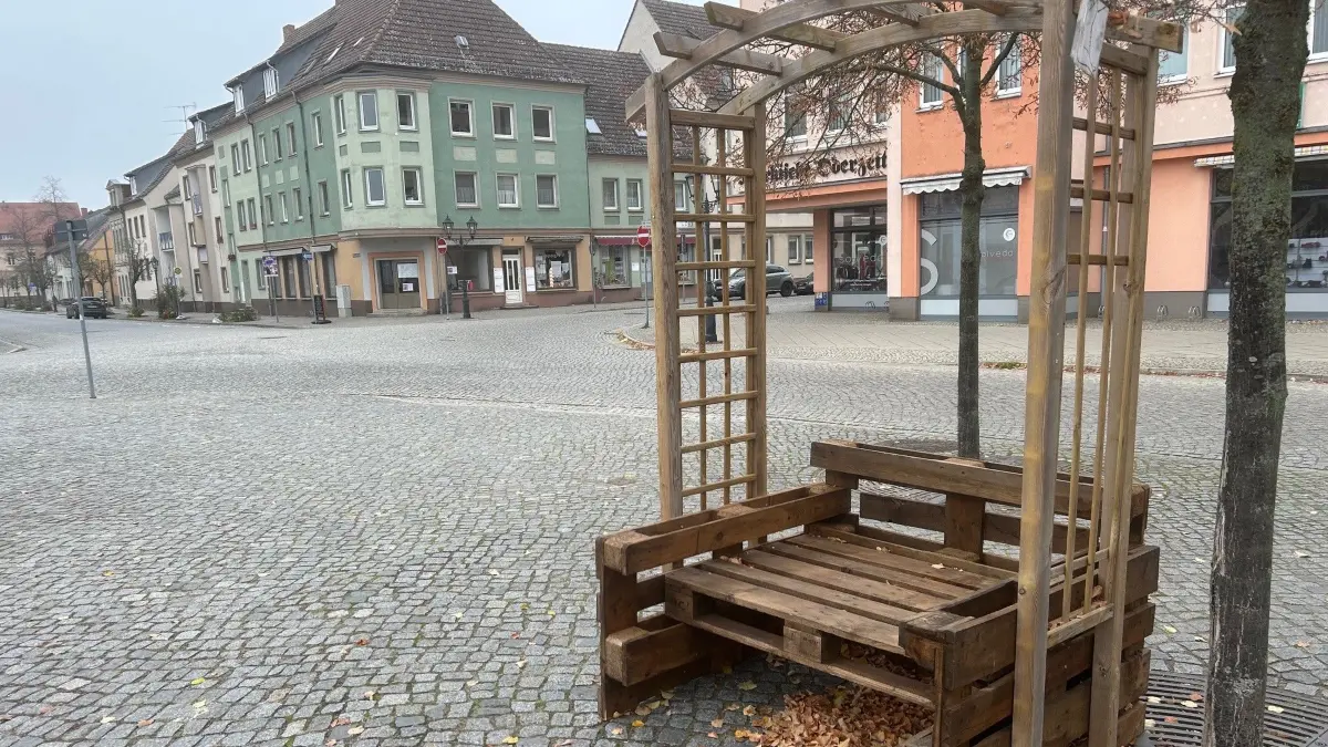 Die Palettenbank auf dem Markt in Beeskow soll vor großer Hitze schützen.