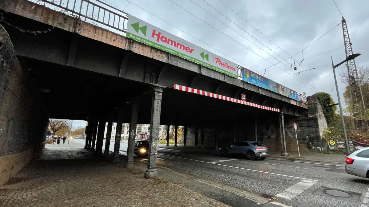 Brücke Bahnbrücke Deutsche Bahn in Oranienburg, am Bahnhof, Bernauer Straße, soll ab 2029 erneuert werden (fotografiert aus Innenstadt Richtung Neustadt),