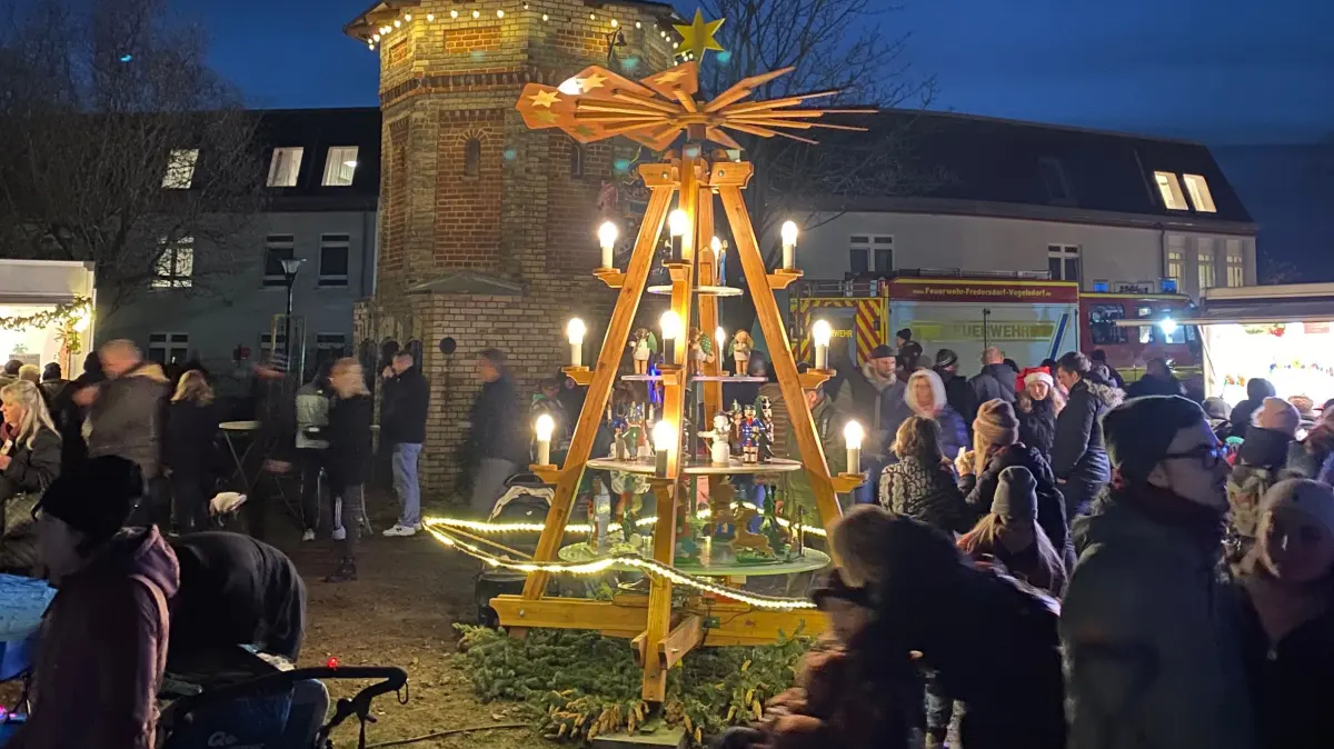 Besonderes Highlight auf dem Fredersdorfer Weihnachtsmarkt: die Weihnachtspyramide im Zentrum des historischen Gutshofes