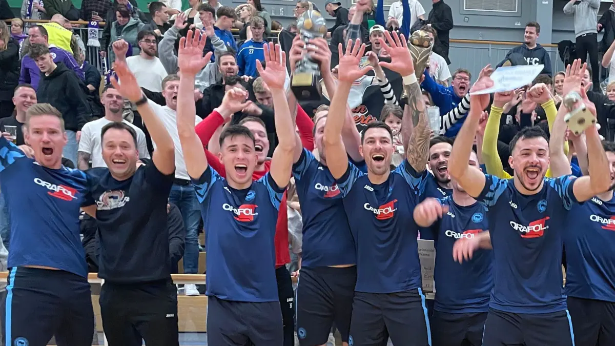 OFC Eintracht Masterssieger: Fußball - Hallenfußball - Oberhavel-Hallenmasters 2024 - Masters in Oranienburg - MBS-Arena - Gastgeber OFC Eintracht gewinnt die 23. Auflage - Foto: Stefan Zwahr