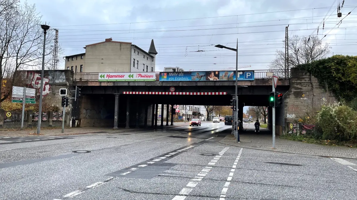 Brücke Bahnbrücke Deutsche Bahn in Oranienburg, am Bahnhof, Bernauer Straße, soll ab 2029 erneuert werden (fotografiert aus Innenstadt Richtung Neustadt),