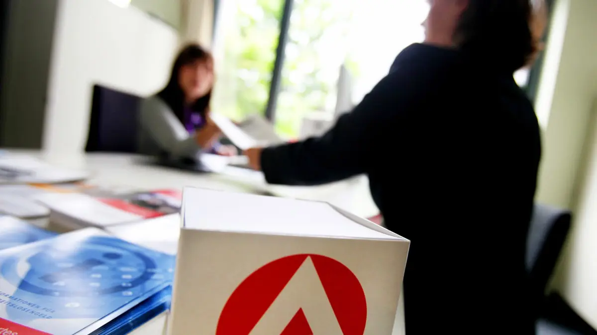 ARCHIV - 22.06.2009, Nordrhein-Westfalen, Düsseldorf: Eine Mitarbeiterin der Bundesagentur für Arbeit in Düsseldorf berät eine Kundin. In den Jobcentern in Nordrhein-Westfalen sind bis Mitte Juni bereits Zehntausende Hartz-IV-Anträge von Geflüchteten aus der Ukraine genehmigt worden. (zu dpa: «Hartz-IV für rund 56 000 Ukraine-Flüchtlinge in NRW») Foto: Oliver Berg/dpa +++ dpa-Bildfunk +++