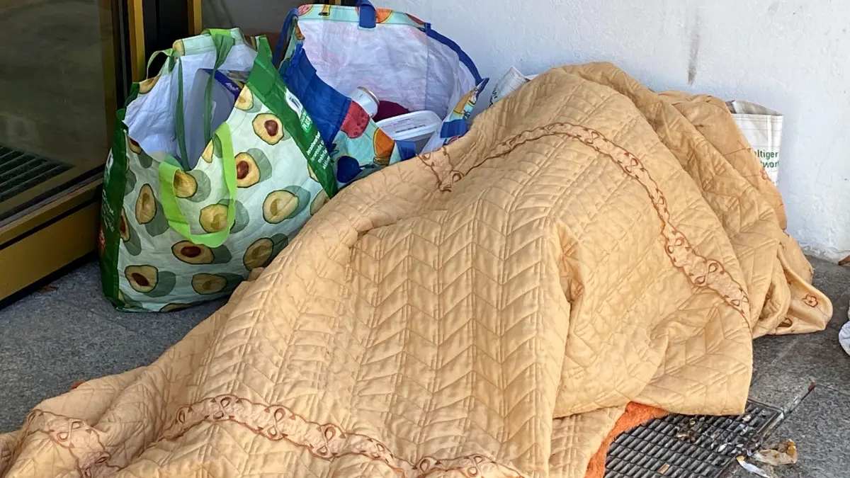 Obdachlos in Eisenhüttenstadt: So nächtigte eine Frau mittleren Alters im November 2024 viele Tage vor dem Eingang des langjährigen Postgebäudes in der Poststraße. Der Stadtverwaltung sind derzeit drei Personen bekannt, die regelmäßig in öffentlichen Anlagen der Stadt beziehungsweise Räumen mit Geldautomaten Schutz vor den Witterungsunbilden suchen.