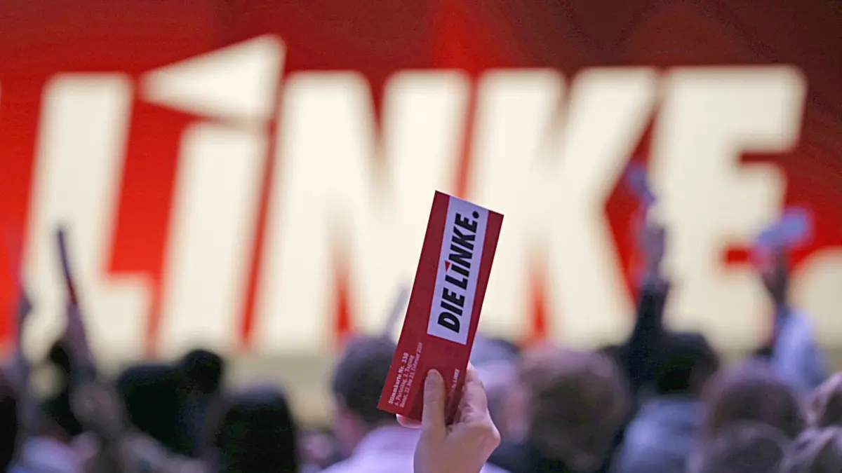23.02.2019, Nordrhein-Westfalen, Bonn: Delegierte der Linkspartei stimmen auf dem Parteitag ab. Die Partei Die Linke trifft sich vom 22. bis zum 24.02.2019 zu einem Bundesparteitag in Bonn, um über ihr Programm für die Europawahl im Mai zu diskutieren. Foto: Oliver Berg/dpa +++ dpa-Bildfunk +++