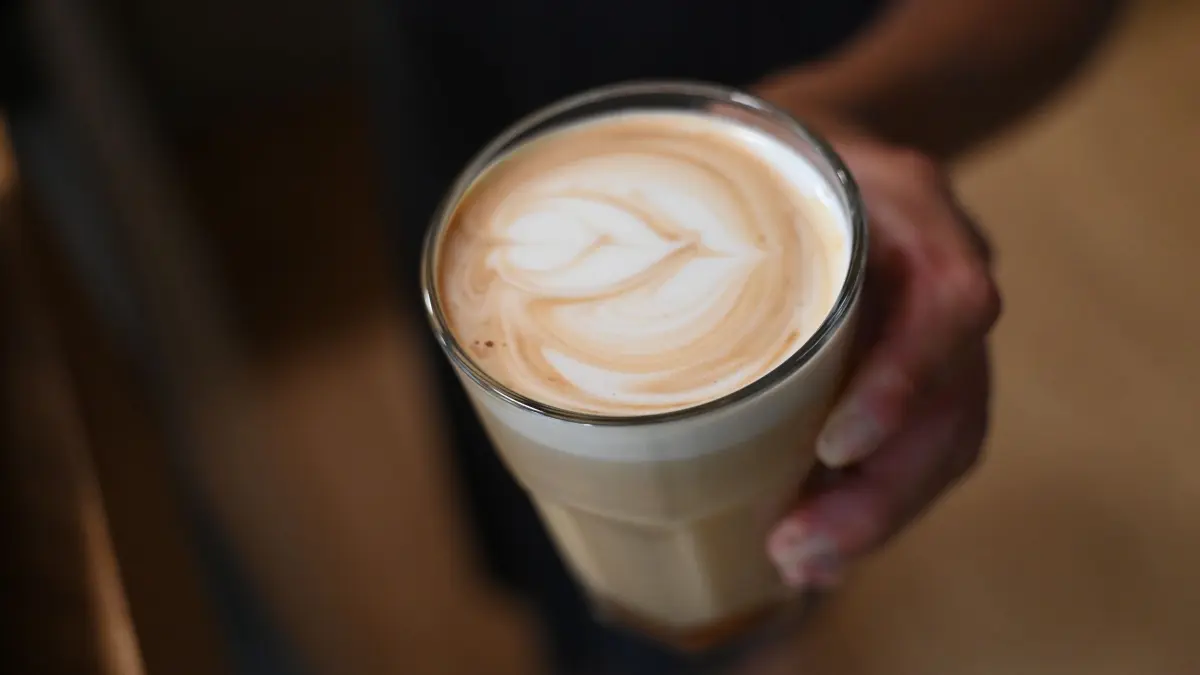 Milchkaffee in einem Glas