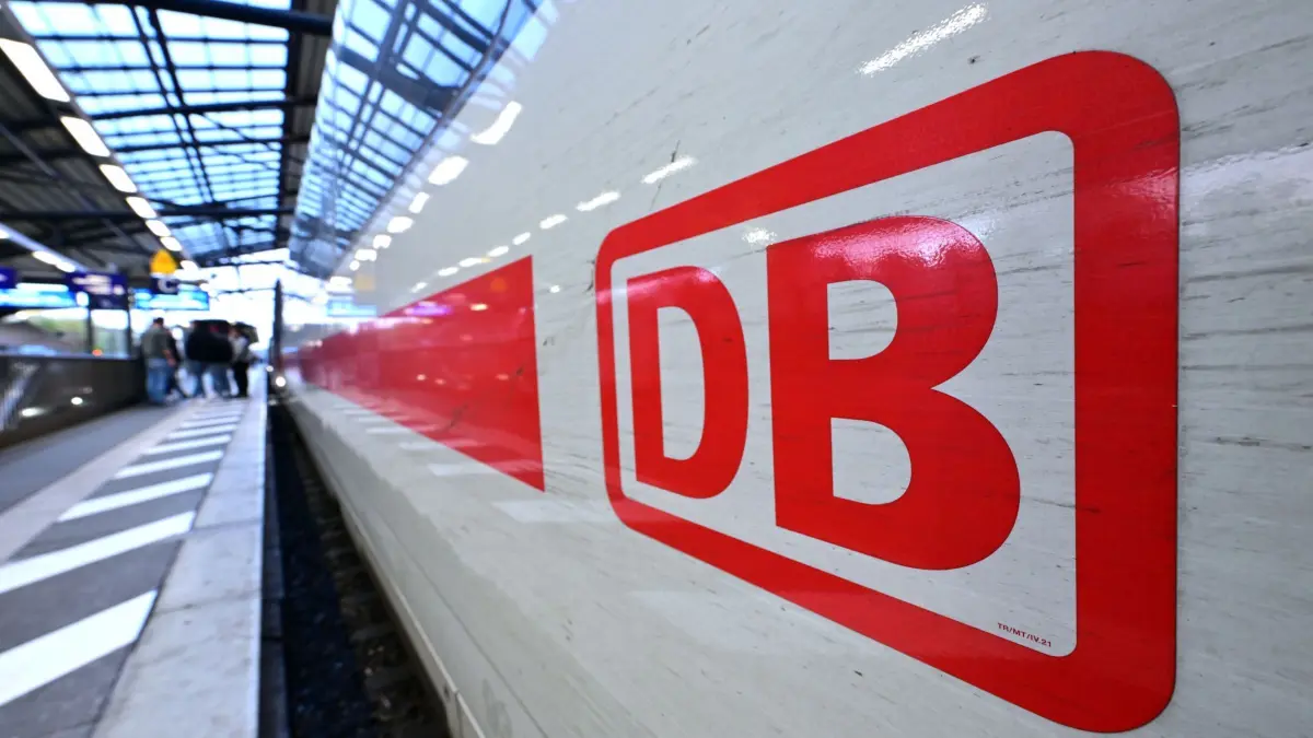 ICE der Deutschen Bahn: ARCHIV - 16.11.2023, Thüringen, Erfurt: DB-Logo an einem ICE im Erfurter Hauptbahnhof. (zu dpa: «Haare ragen aus Koffer in ICE - Polizei im Einsatz») Foto: Martin Schutt/dpa +++ dpa-Bildfunk +++