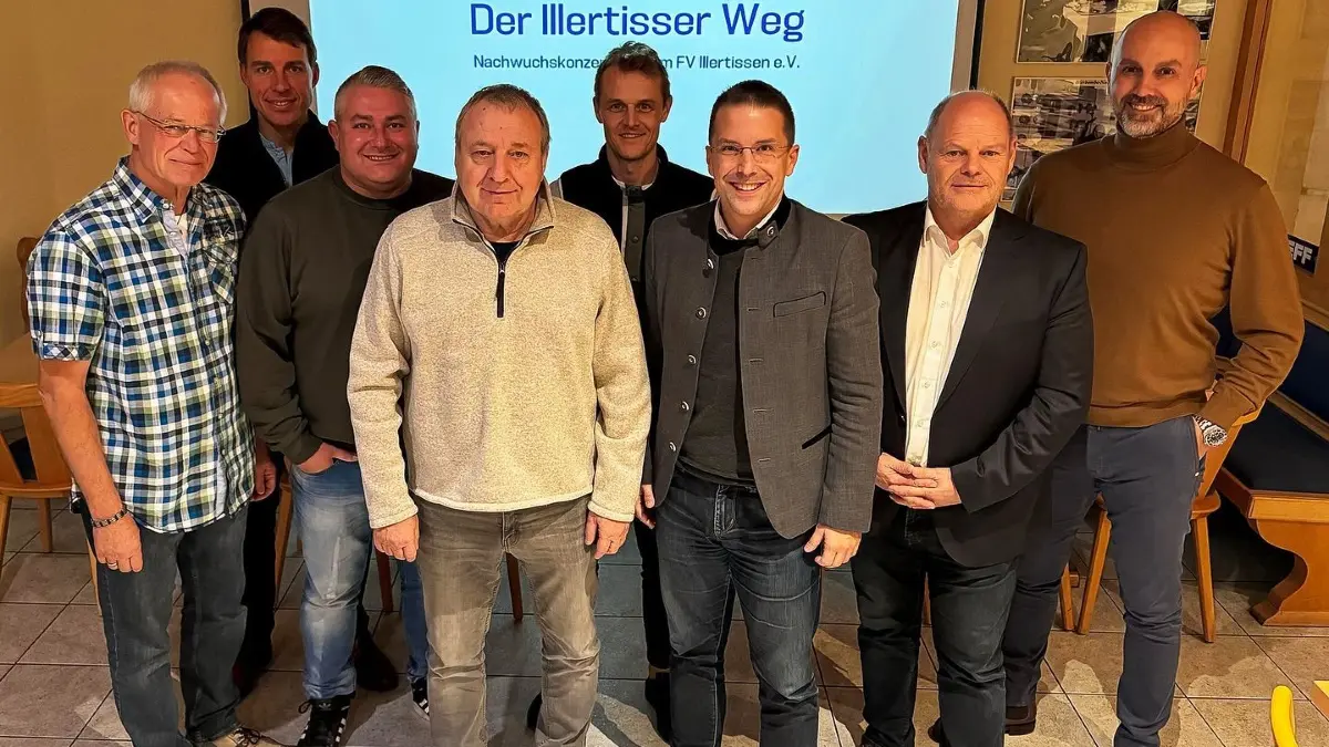 Ein Bild, viele Fragen: Der Vorstand des FV Illertissen mit Olaf Scholz - oder Jürgen Faltenbacher (2.v.r.).