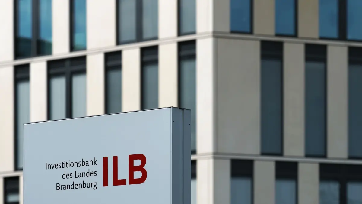 Investitionsbank Brandenburg: ARCHIV - 25.07.2020, Brandenburg, Potsdam: Eine Hinweistafel steht nahe dem Eingang zur Investitionsbank des Landes Brandenburg (ILB). (zu dpa: «Investitionsbank Brandenburg vergibt erneut Kunstpreis») Foto: Soeren Stache/dpa-Zentralbild/dpa +++ dpa-Bildfunk +++
