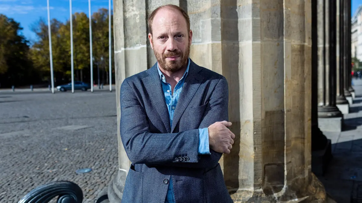 Johann von Bülow, Schauspieler, bei einem Fototermin. Johann von Bülow ist Hauptdarsteller der zweiten Staffel von der Serie «Parlament» des Senders ONE. Erstsendetermin ist der 31. Oktober 2022. (zu dpa: «Stars der TV-Serie «Parlament» werben für die Europawahl») +++ dpa-Bildfunk +++