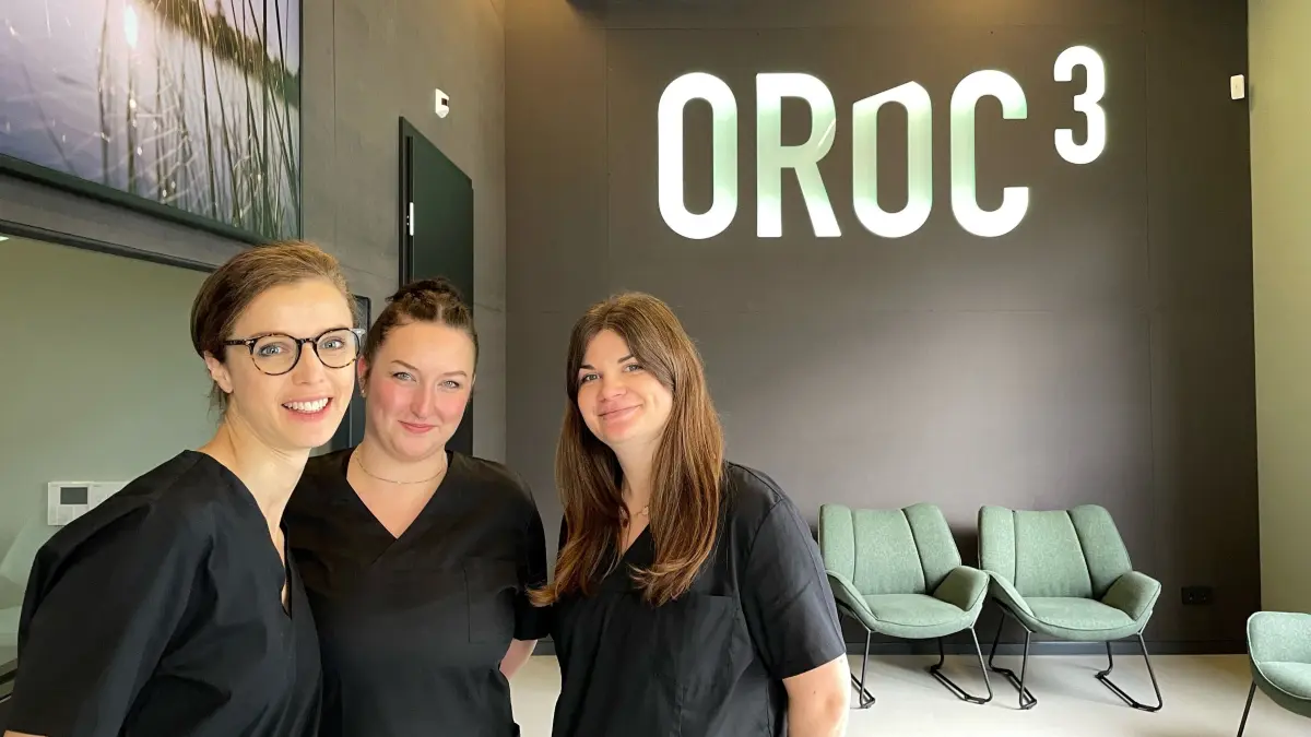 Dr. Franziska Krätzig (links), Fachzahnärztin für Oralchirurgie, mit ihrem Team bestehend aus Sandra Kochale (Mitte) und Ines Wode (beide Zahnmedizinische Fachangestellte). Die neue Praxis bietet eine Besonderheit für die Patienten.