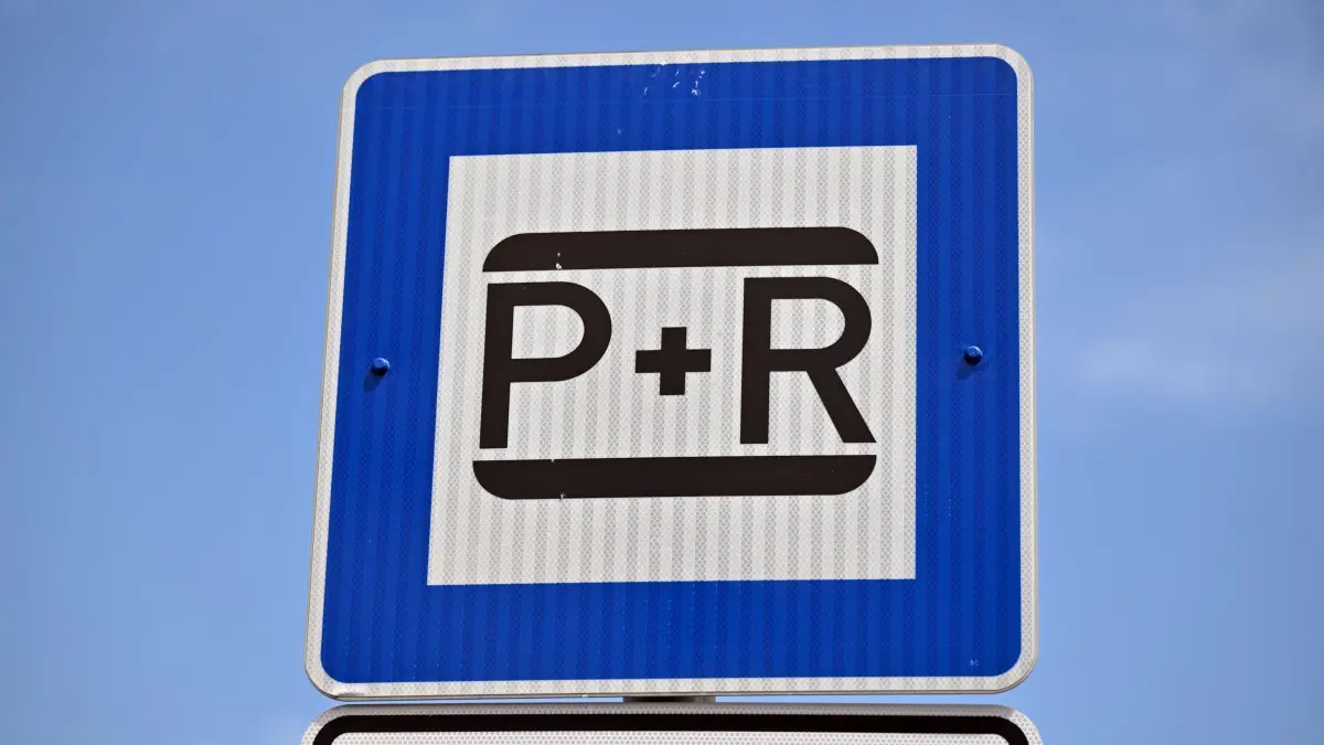 Pendlerparkplätze: ARCHIV - 01.06.2022, Thüringen, Erfurt: Ein Schild zeigt den Park-and-Ride-Parkplatz an. (Zu dpa: «Mehr Berufspendler trotz Jobangeboten in Thüringen») (zu dpa: «Mangel an Park-and-Ride-Stellplätzen sorgt für Kritik») Foto: Martin Schutt/dpa +++ dpa-Bildfunk +++