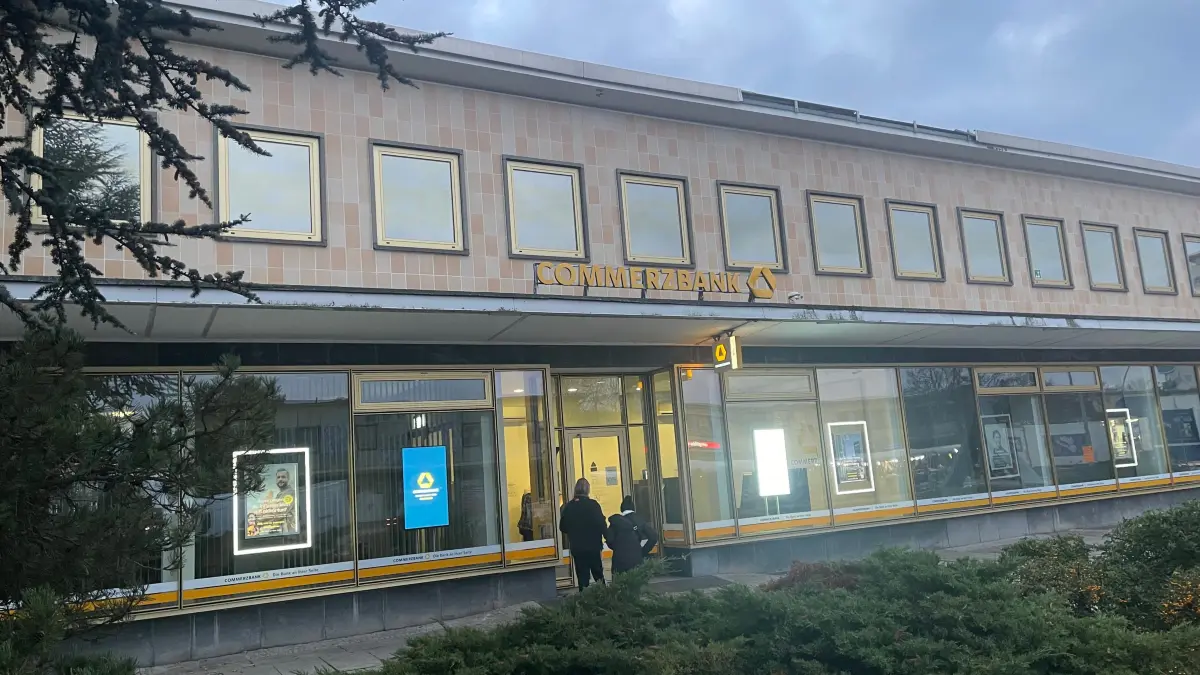 Das Aus der Commerzbank-Filiale in Eisenhüttenstadt kommt für die Kunden überraschend. Was passiert mit dem Selbstbedienungsbereich, mit den Geldautomaten und den Serviceterminals?