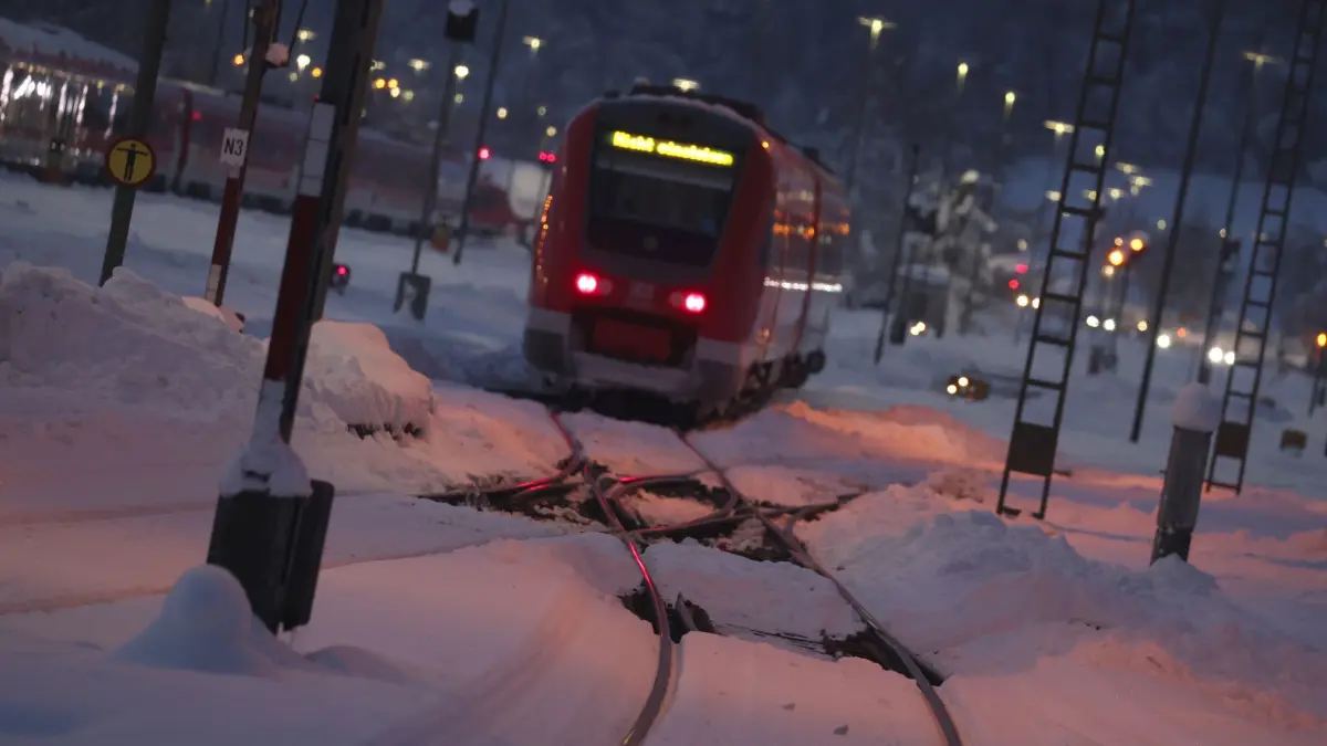 Nach dem Schneechaos in Bayern: ARCHIV - 05.12.2023, Bayern, Kempten: Ein Zug verlässt am frühen Morgen den winterlichen Bahnhof. (zu dpa: «Verspätungen und Zugausfälle im Allgäu») Foto: Karl-Josef Hildenbrand/dpa +++ dpa-Bildfunk +++