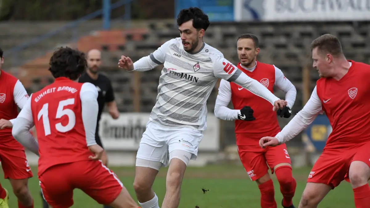 Fussball : Frankfurt an der Oder, Stadion, Fussball Brandenburgliga Punktspiel, 1. FC Frankfurt - Einheit Bernau, Derenik Mayilyan brachte etwas Hoffnung und hatte auch gleich eine gute Chanche den Ausgleich zu erziehlen. Umzingelt von Paul Federlechner, Felix Glöckner, Tom Schneider und Paul Peschke v.l.
FOTO BENK 23.11.2024