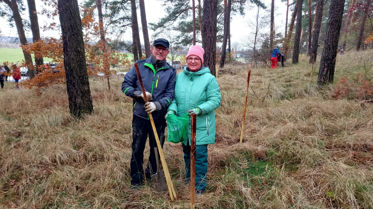 Das Ehepaar Schwelle aus Eberswalde beim Pflanzen von Walnussbäumen am Stadtrand. Sie waren Teil von über 100 Freiwilligen, die für besseres Klima im Barnim sorgen.