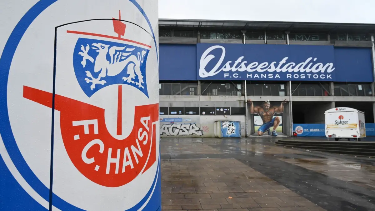 Mitgliederversammlung FC Hansa Rostock: 24.11.2024, Mecklenburg-Vorpommern, Rostock: Blick auf das Ostseestadion in Rostock. Beim Fußball-Drittligisten FC Hansa Rostock finden am selben Tag gleich zwei Mitgliederversammlungen an nur einem Tag in der Stadthalle Rostock statt. Um 11.00 Uhr beginnt in der Rostocker Stadthalle die turnusmäßige Versammlung. Direkt im Anschluss ist eine außerordentliche Mitgliederversammlung angesetzt, bei der drei neue Aufsichtsräte gewählt werden müssen. Foto: Stefan Sauer/dpa +++ dpa-Bildfunk +++