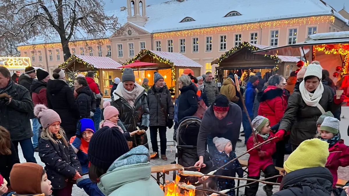 Wie zuletzt 2023 wird auf dem Neuruppiner Weihnachtsmarkt auf dem Schulplatz auch 2024 wieder vieles geboten.