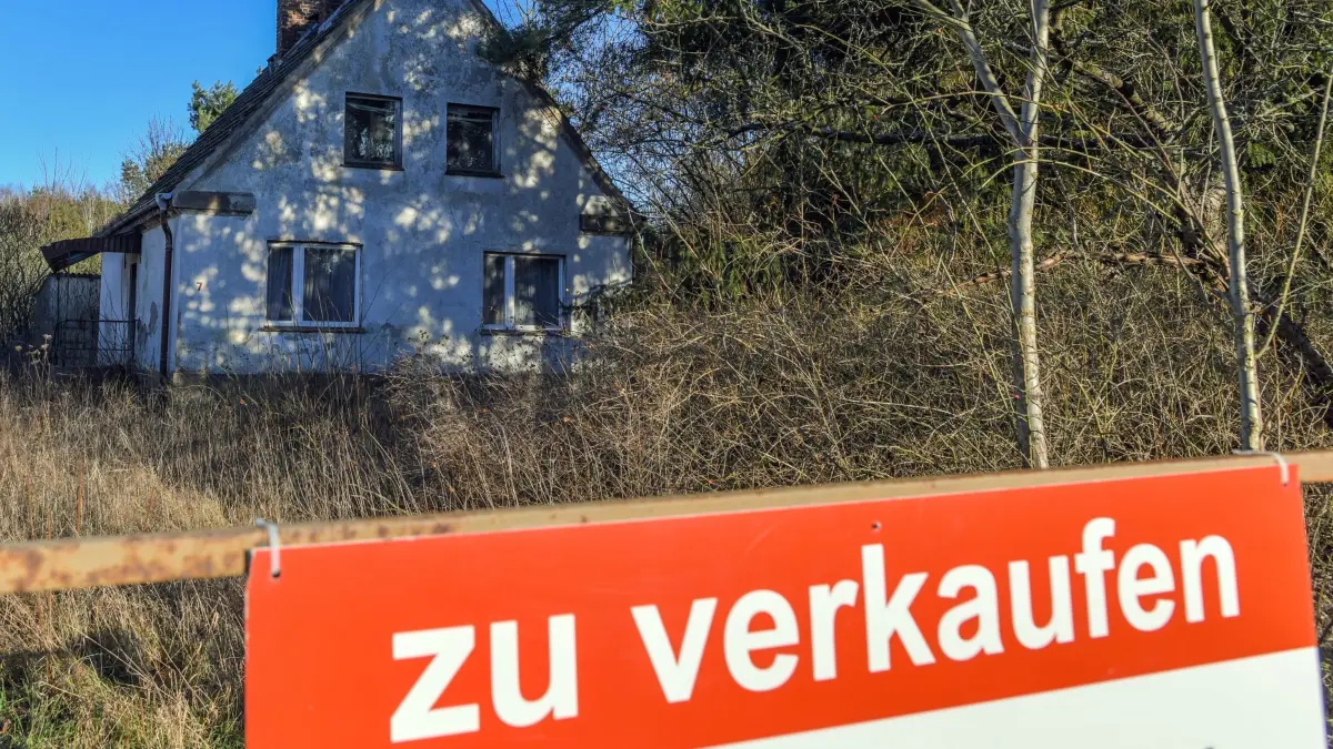 Ein Schild steht auf einem Grundstück: ARCHIV - Zusammen mit anderen eine Immobilie geerbt? Dann sollten Sie sich besser gemeinsam einigen, was damit geschehen soll. Eine Teilungsversteigerung ist bei Uneinigkeit die schlechteste Lösung - denn sie verspricht nicht den besten Erlös. (zu dpa: «Immobilie geerbt? Was jetzt alles zu tun ist») Foto: Patrick Pleul/dpa/dpa-tmn - Honorarfrei nur für Bezieher des dpa-Themendienstes +++ dpa-Themendienst +++