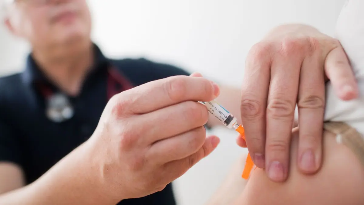 ARCHIV - 28.08.2019, Niedersachsen, Hannover: Ein Kinderarzt impft ein Kind mit einem 6-fach-Kombinationsimpfstoff gegen Diphtherie, Tetanus (Wundstarrkrampf), Kinderlähmung (Polio), Keuchhusten (Pertussis), Haemophilus influenzae Typ b (Hib) und Hepatitis B. (zu dpa: «Starker Anstieg bei Keuchhusten - Experten empfehlen Impfung») Foto: Julian Stratenschulte/dpa +++ dpa-Bildfunk +++