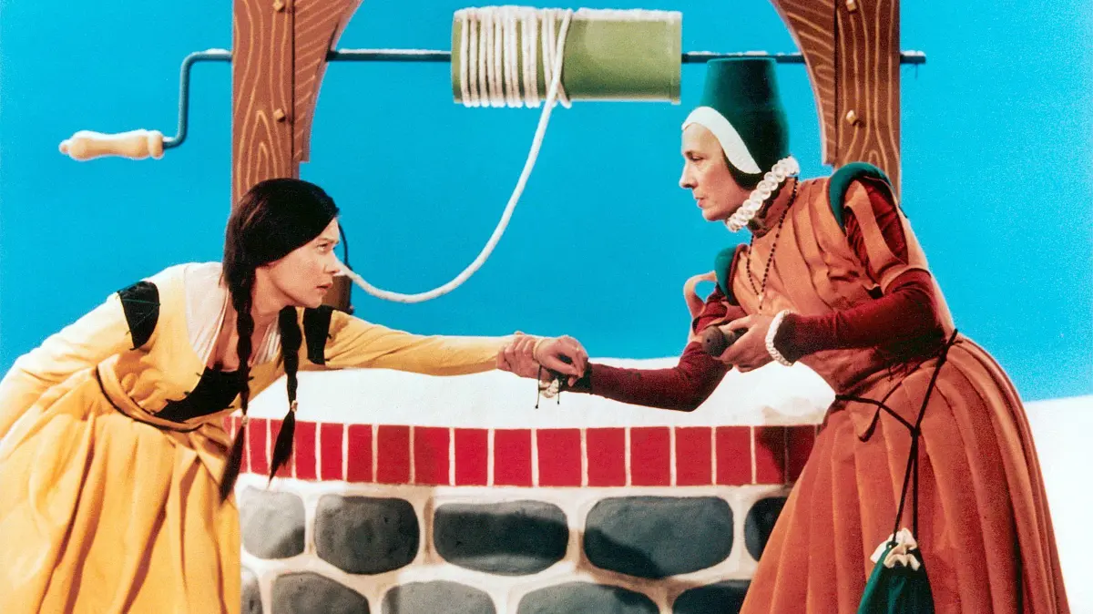 MDR FRAU HOLLE, DEFA Spielfilm von 1963 nach dem gleichnamigen Märchen der Brüder Grimm, Regie Gottfried Kolditz, am Samstag (16.09.00) um 16.00 Uhr im MDR Fernsehen.
Pechmarie (Katharina Lind, li.), Witwe (Elfriede Florin).
© MDR/Progress, honorarfrei - Verwendung gemäß der AGB im engen inhaltlichen, redaktionellen Zusammenhang mit genannter MDR-Sendung bei Nennung "Bild: MDR/Progress" (S2). MDR/HA Kommunikation, 04360 Leipzig, Tel: (0341) 300 6477 oder - 6463