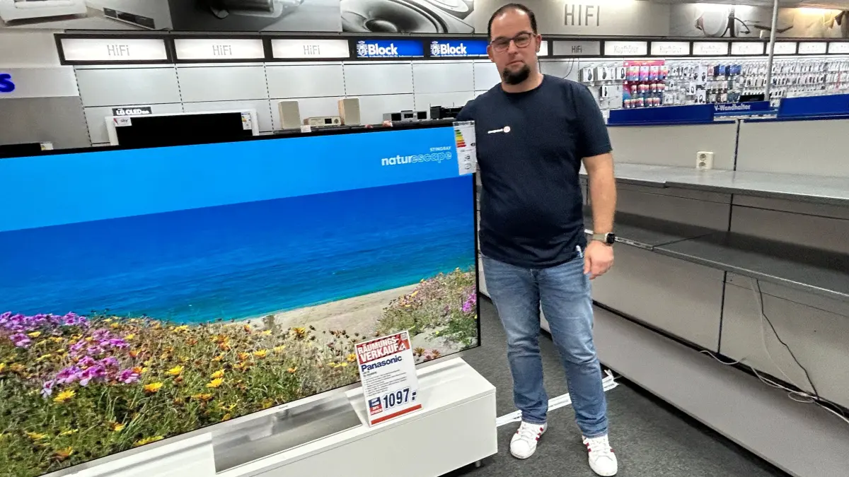 Marktleiter Sascha Pühn vor Restbeständen im Expert-Markt im Neuruppiner Reiz. Der Räumungsverkauf hat bereits für einige Produkte begonnen.